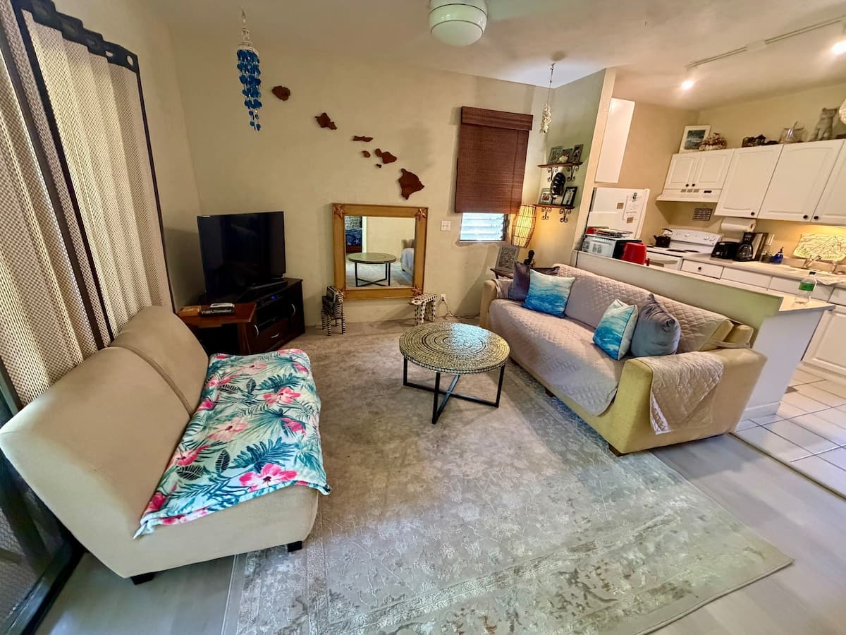 Condo in Lahaina · ★4.73 · 2 bedrooms · 2 beds · 1 bath - Photo 2