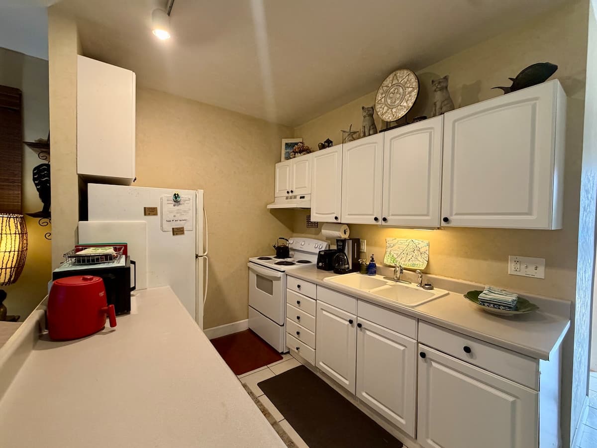 Condo in Lahaina · ★4.73 · 2 bedrooms · 2 beds · 1 bath - Photo 4