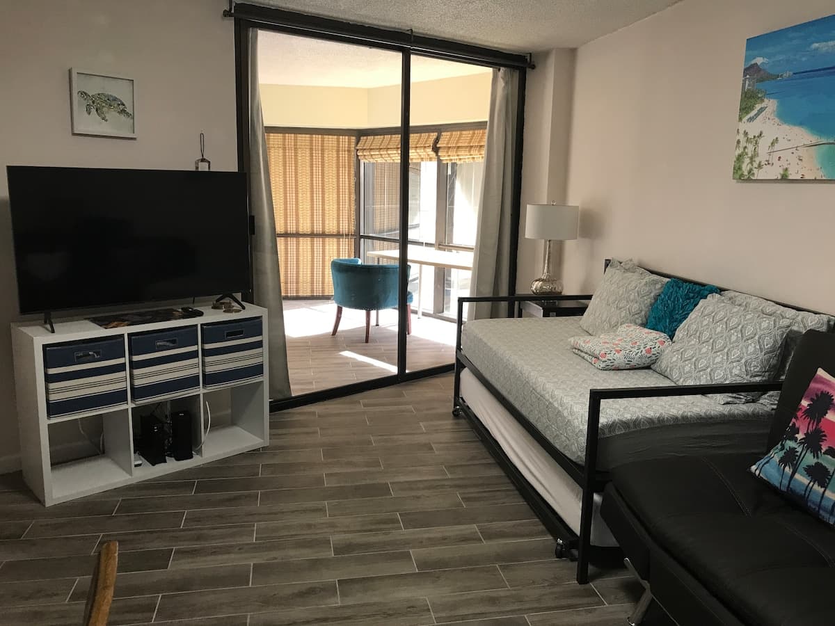 Condo in Honolulu · ★4.92 · 1 bedroom · 4 beds · 1 private bath - Photo 2