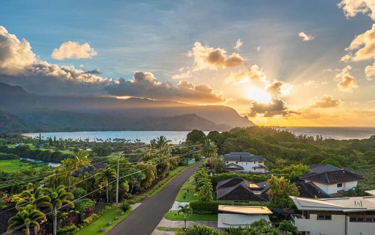 Home in Princeville · ★5.0 · 4 bedrooms · 7 beds · 3.5 baths - Photo 5
