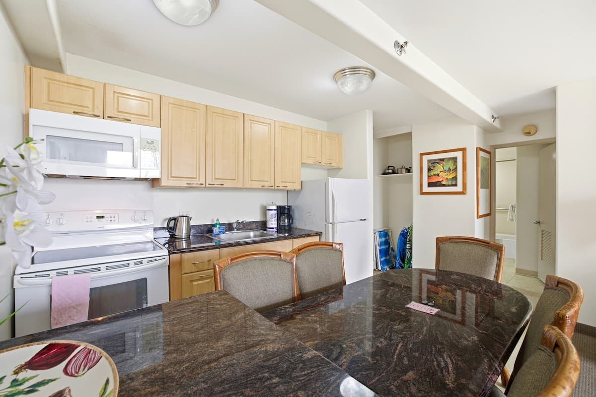 Hotel in Honolulu · ★4.57 · 1 bedroom · 3 beds · 1 private bath - Photo 5