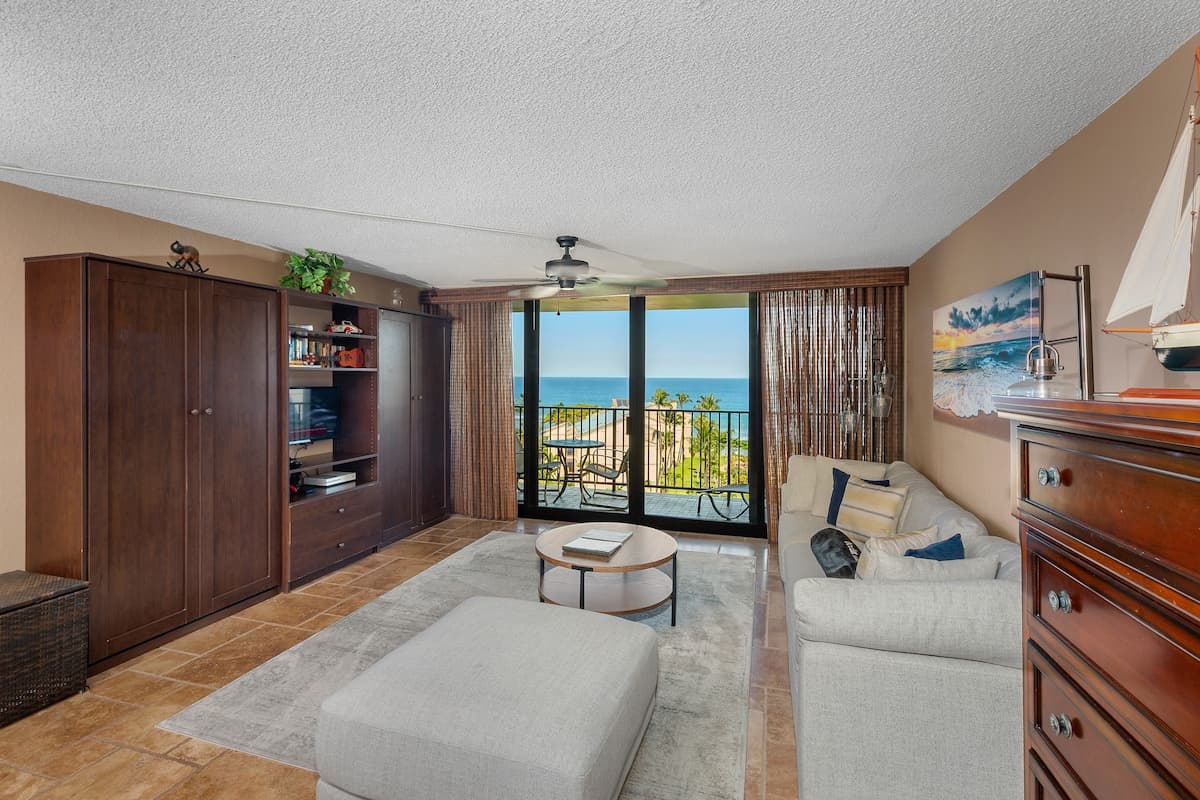 Condo in Lahaina · ★4.9 · 1 bedroom · 3 beds · 1 bath - Photo 1