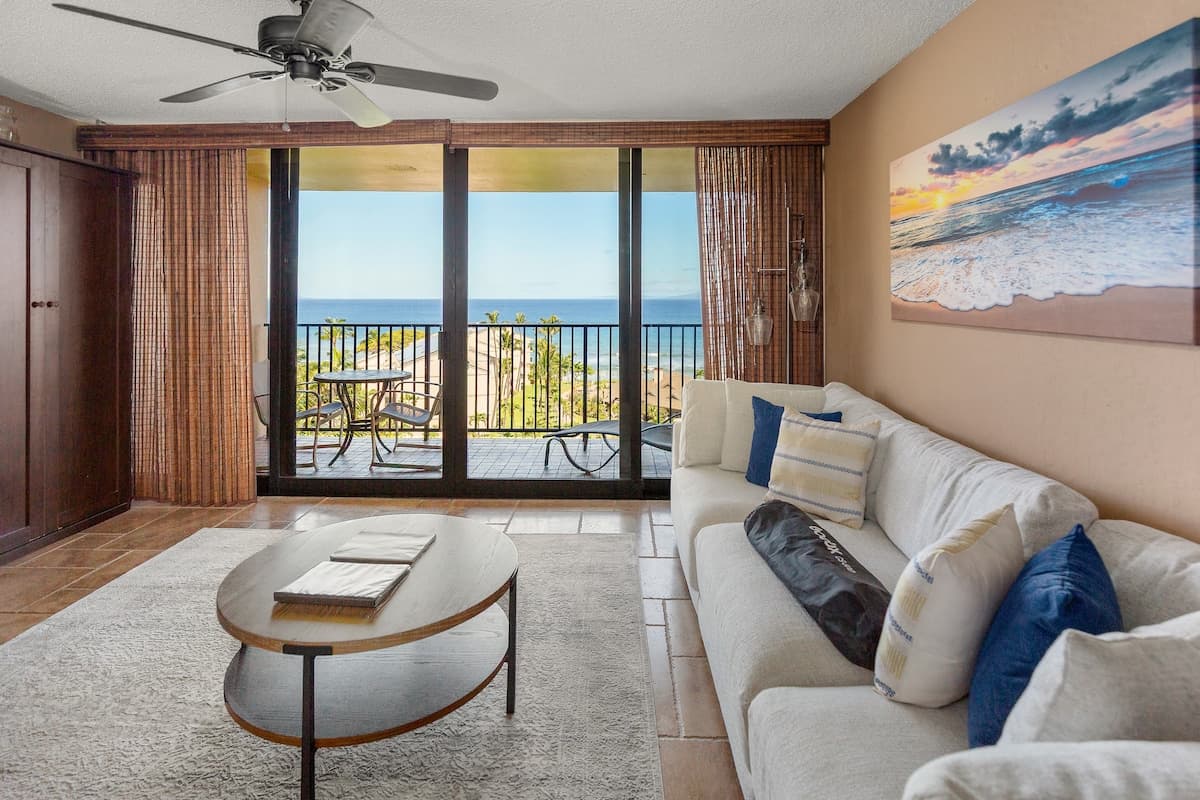 Condo in Lahaina · ★4.9 · 1 bedroom · 3 beds · 1 bath - Photo 3