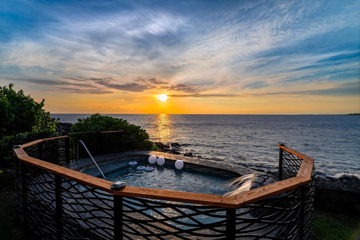Home in Kailua-Kona · ★4.85 · 2 bedrooms · 3 beds · 2.5 baths - Photo 4