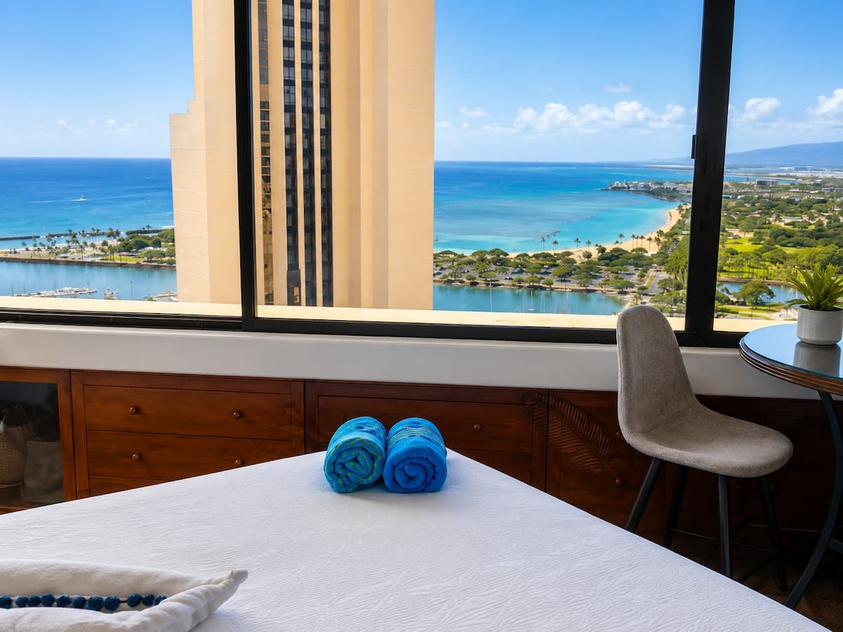 Condo in Honolulu · ★4.87 · 1 bedroom · 2 beds · 1 private bath - Photo 2