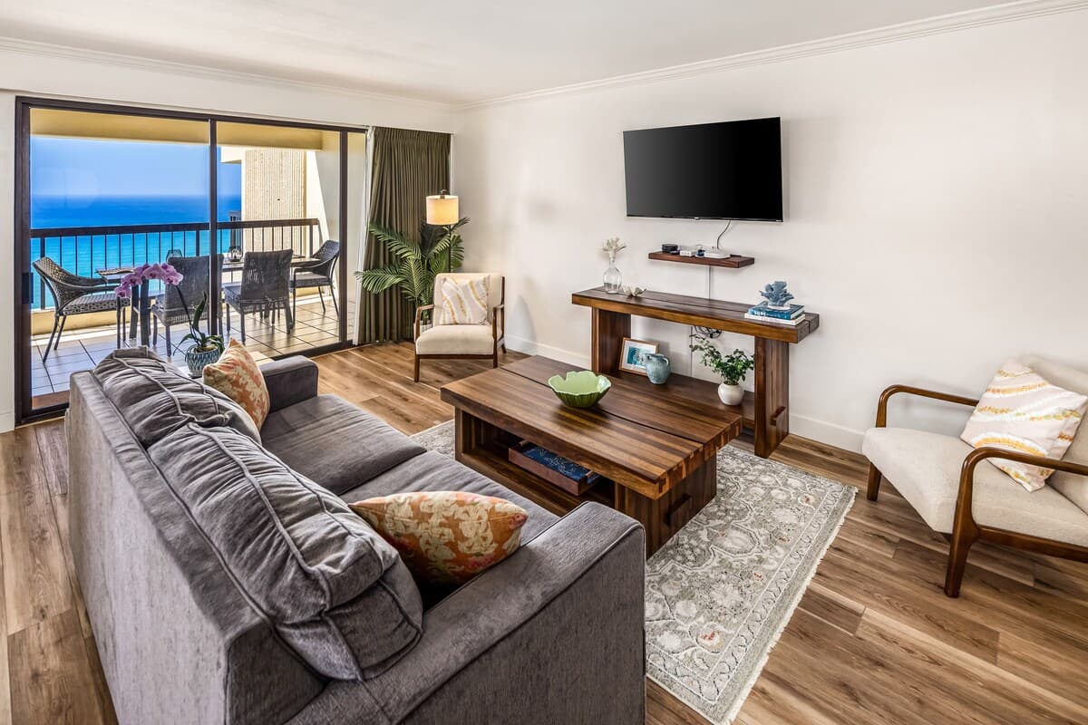 Renovated Waikiki Oceanfront Large Penthouse - Photo 4