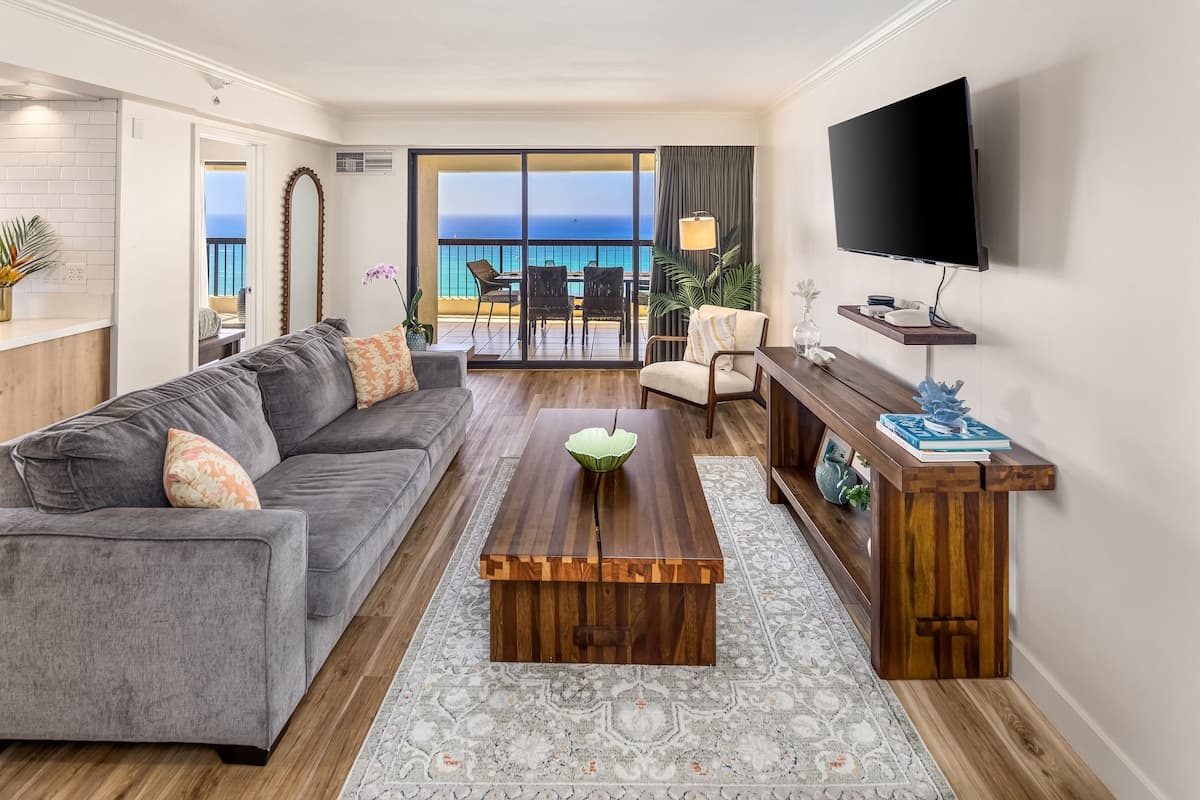 Renovated Waikiki Oceanfront Large Penthouse - Photo 2