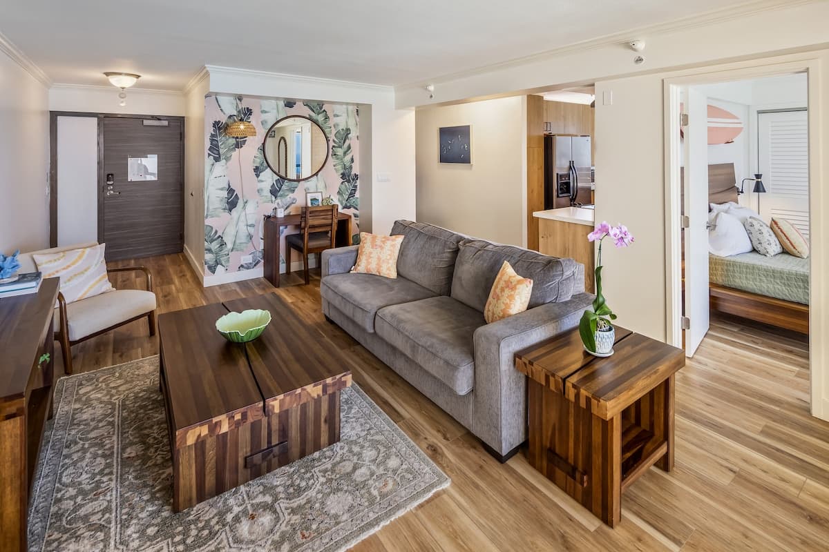 Renovated Waikiki Oceanfront Large Penthouse - Photo 3
