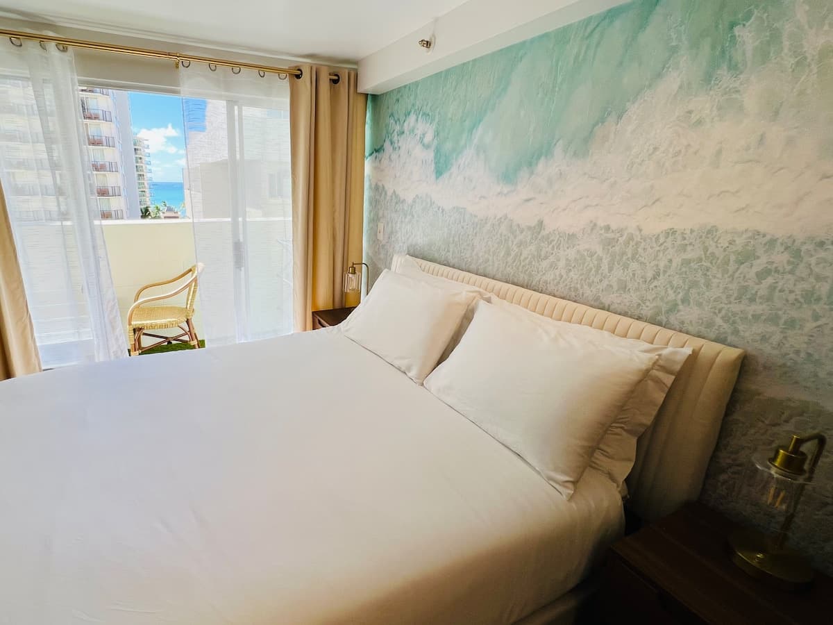 Condo in Honolulu · ★4.91 · Studio · 1 bed · 1 shared bath - Photo 1