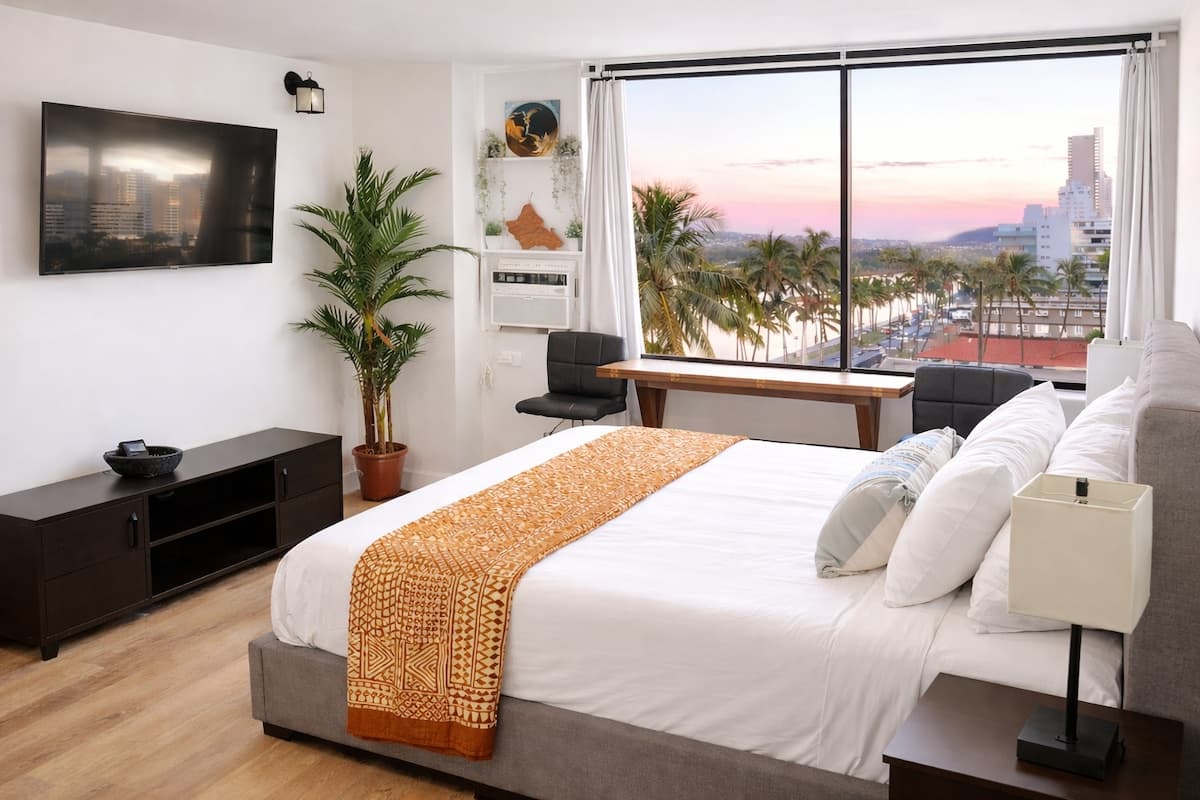 Condo in Honolulu · ★4.92 · Studio · 1 bed · 1 private bath - Photo 1