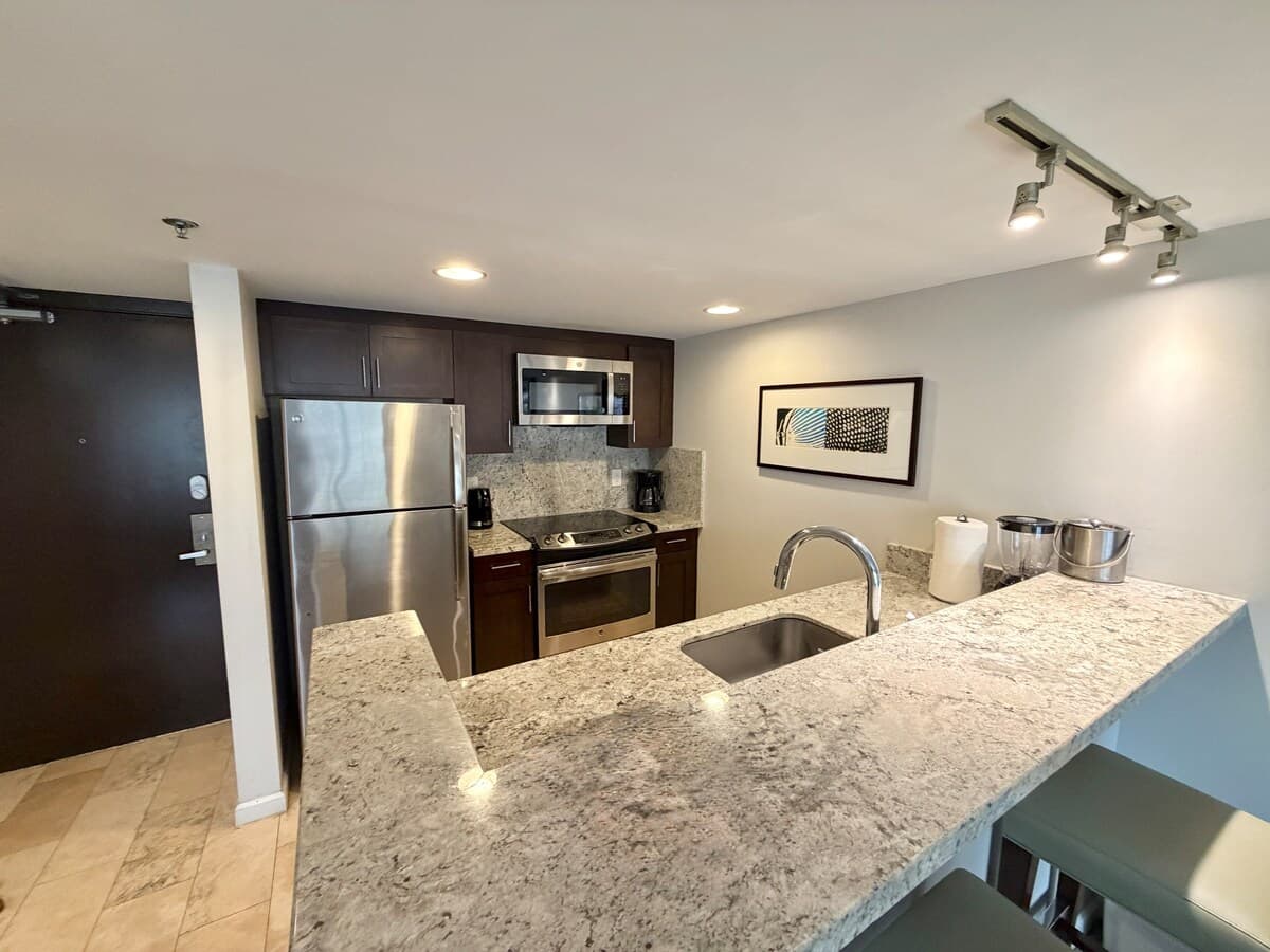 Ilikai Waikīkī Studio w/ 2 Pools and large lanai - Photo 5