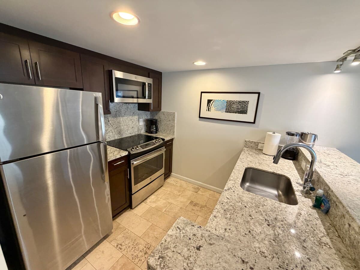 Ilikai Waikīkī Studio w/ 2 Pools and large lanai - Photo 4