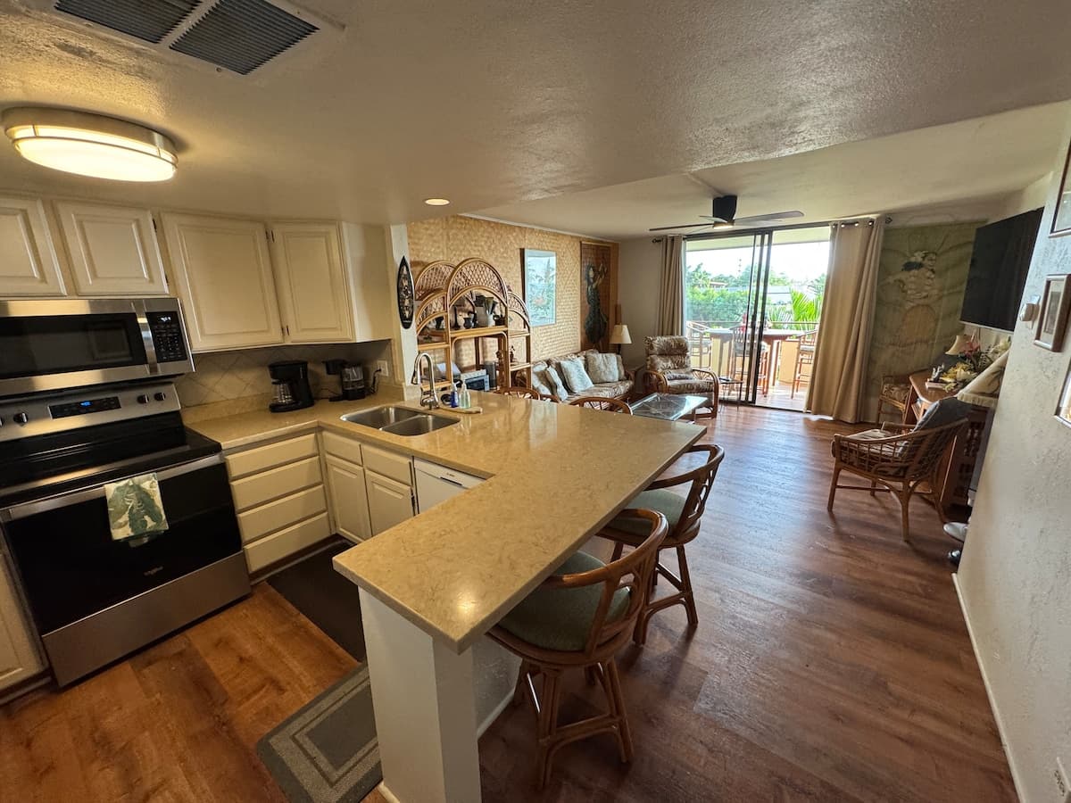 Condo in Kailua-Kona · ★4.88 · 2 bedrooms · 2 beds · 2 private baths - Photo 3