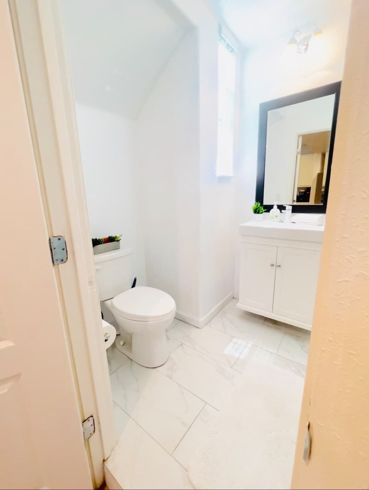 Spacious 5BR Home with Mountain & Park Views - Photo 5