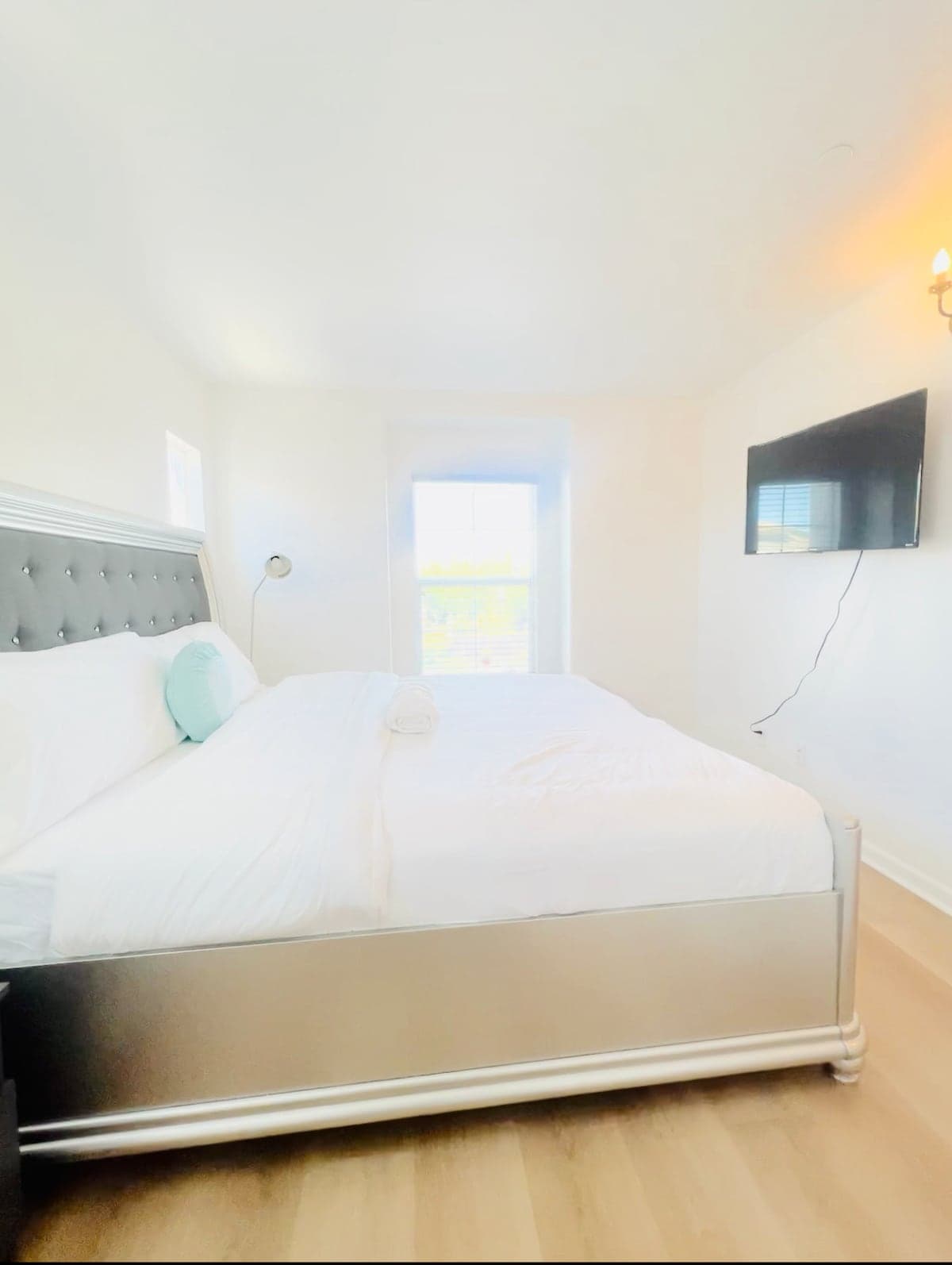 Spacious 5BR Home with Mountain & Park Views - Photo 3