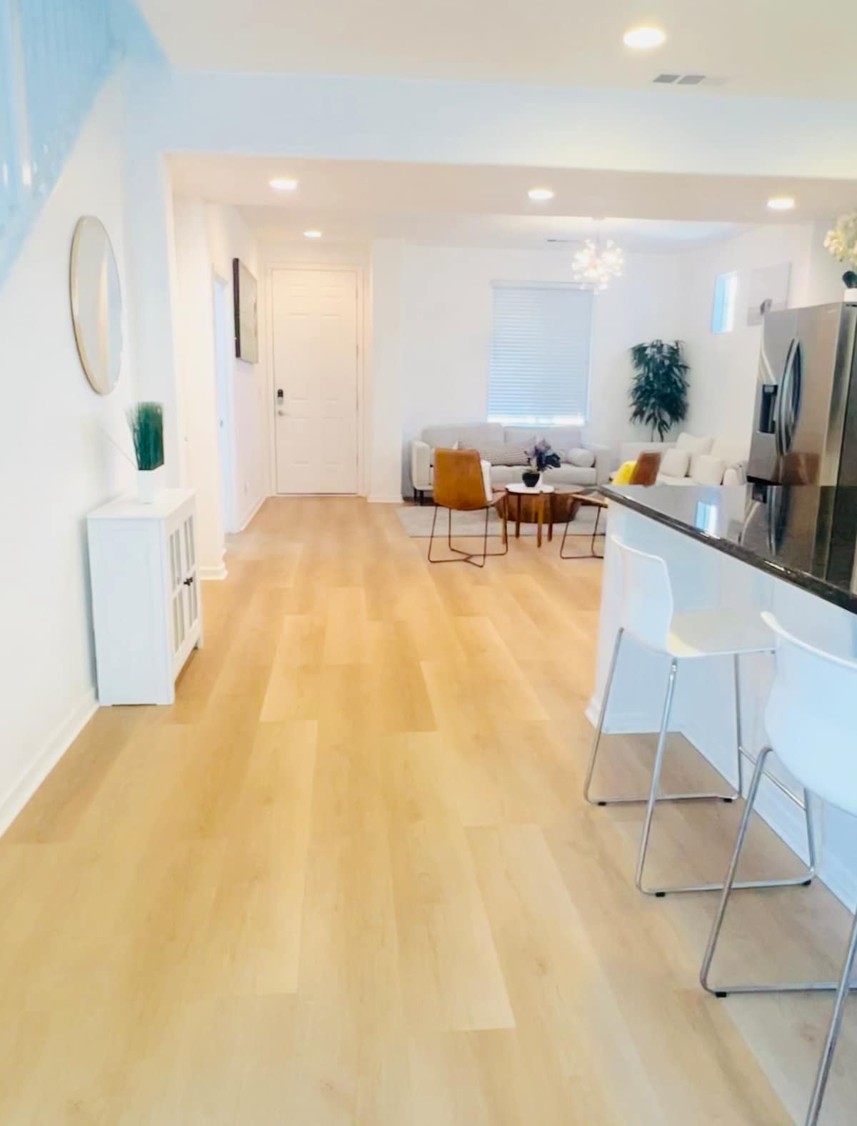 Spacious 5BR Home with Mountain & Park Views - Photo 2