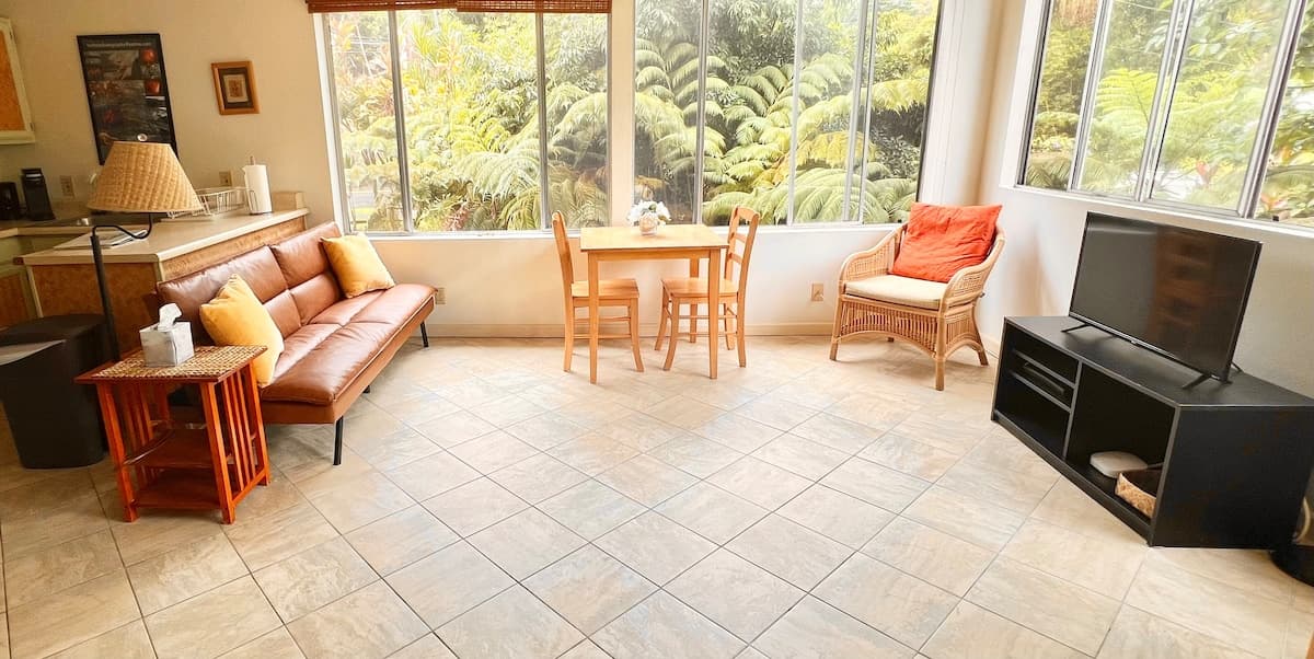 Condo in Hilo · ★4.66 · 2 bedrooms · 3 beds · 1.5 private baths - Photo 3