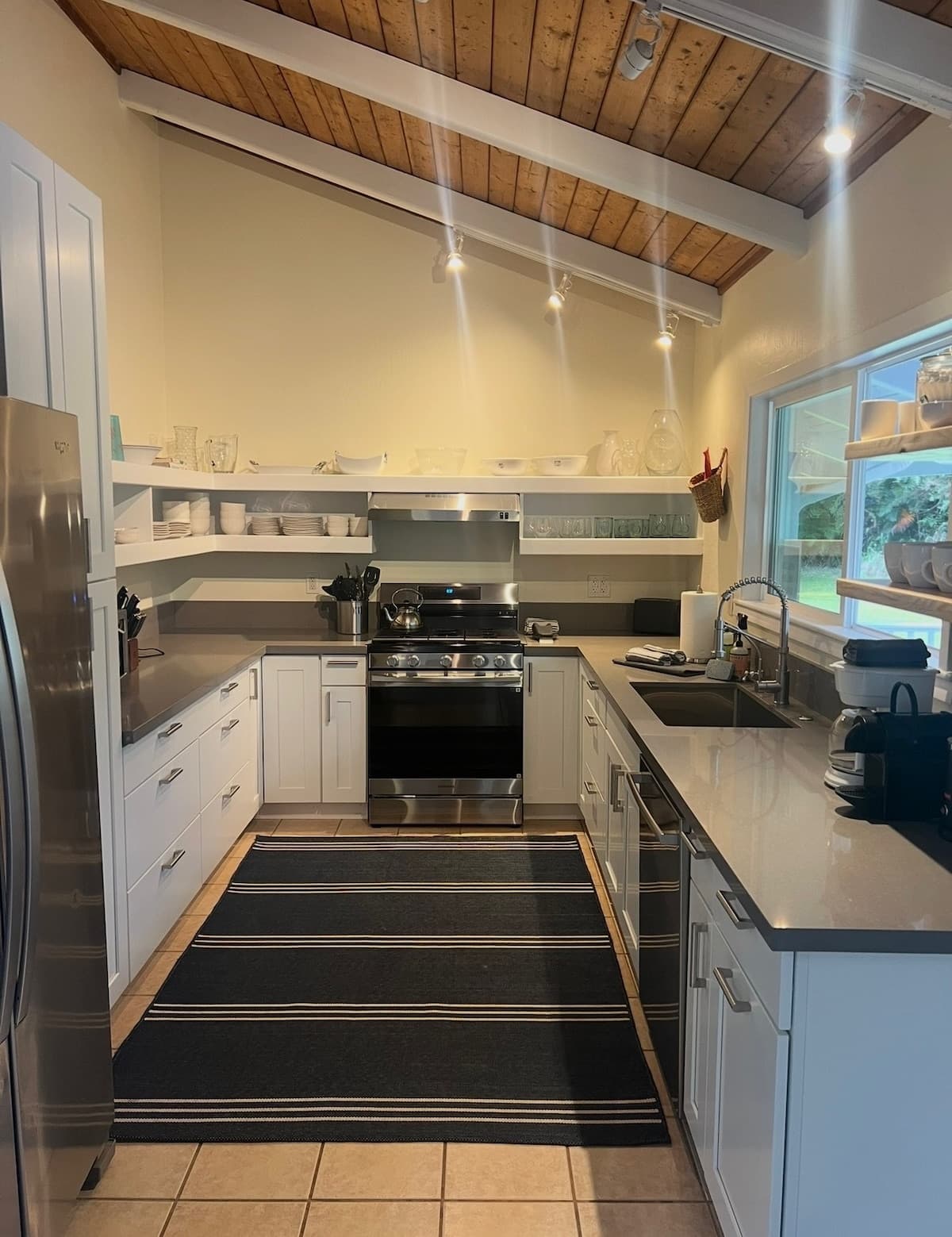 Home in Haiku-Pauwela · ★4.92 · 3 bedrooms · 7 beds · 2 baths - Photo 2