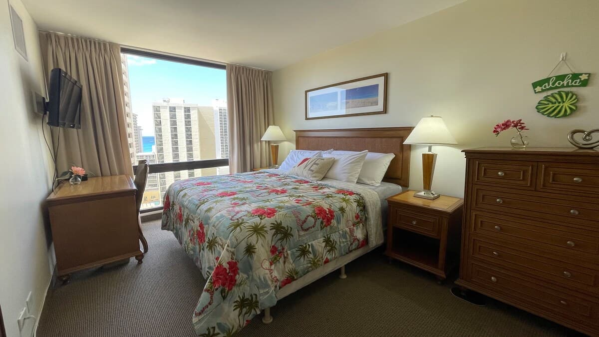 Condo in Honolulu · ★4.95 · 1 bedroom · 2 beds · 1 private bath - Photo 2