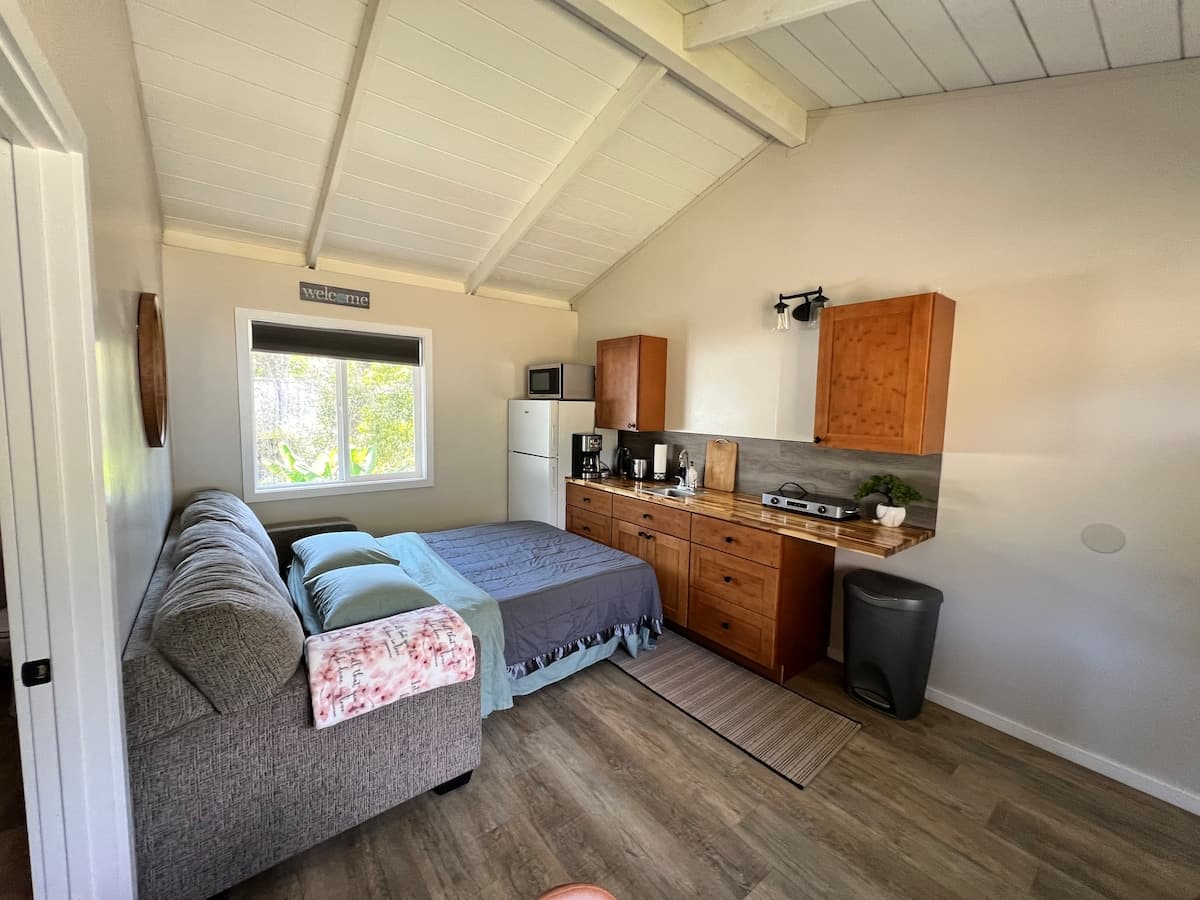 Cabin in Captain Cook · ★4.78 · 1 bedroom · 2 beds · 1 private bath - Photo 2