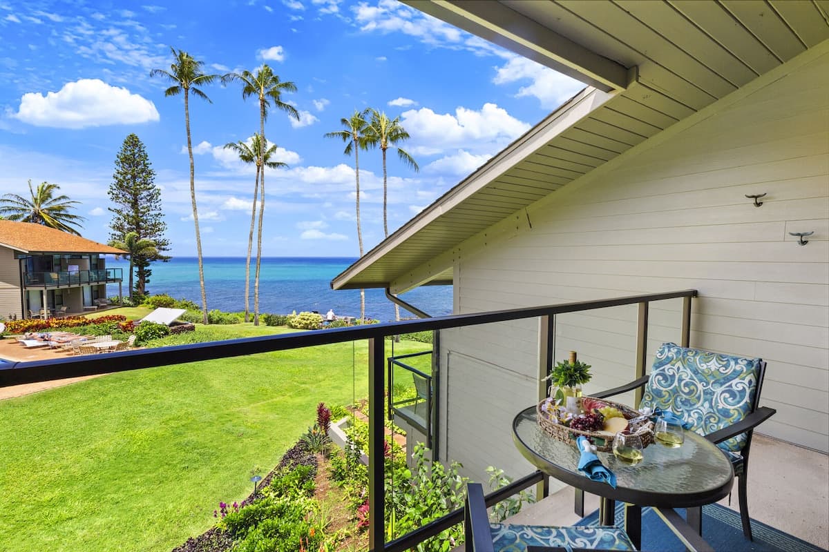 Condo in Lahaina · ★4.5 · 2 bedrooms · 2 beds · 2 baths - Photo 2