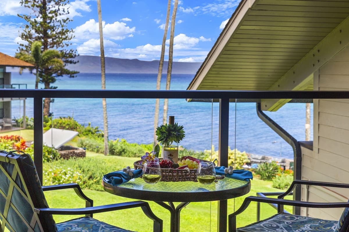 Condo in Lahaina · ★4.5 · 2 bedrooms · 2 beds · 2 baths - Photo 1