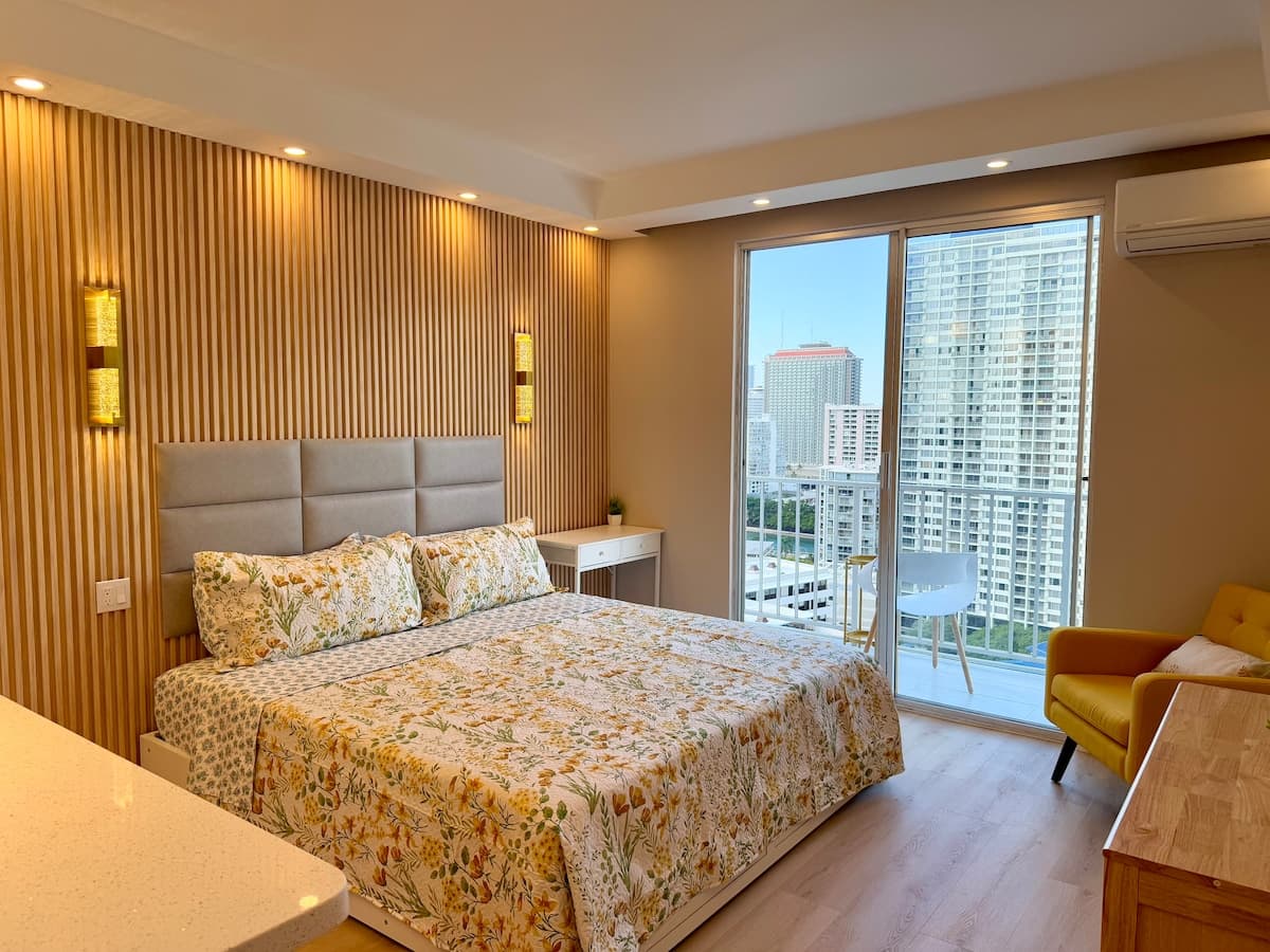 Condo in Honolulu · ★4.93 · Studio · 1 bed · 1 private bath - Photo 1