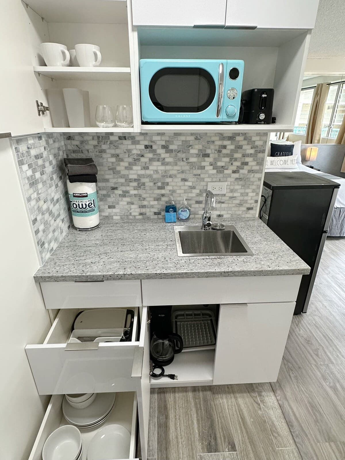 Condo in Honolulu · ★4.76 · Studio · 2 beds · 1 private bath - Photo 5