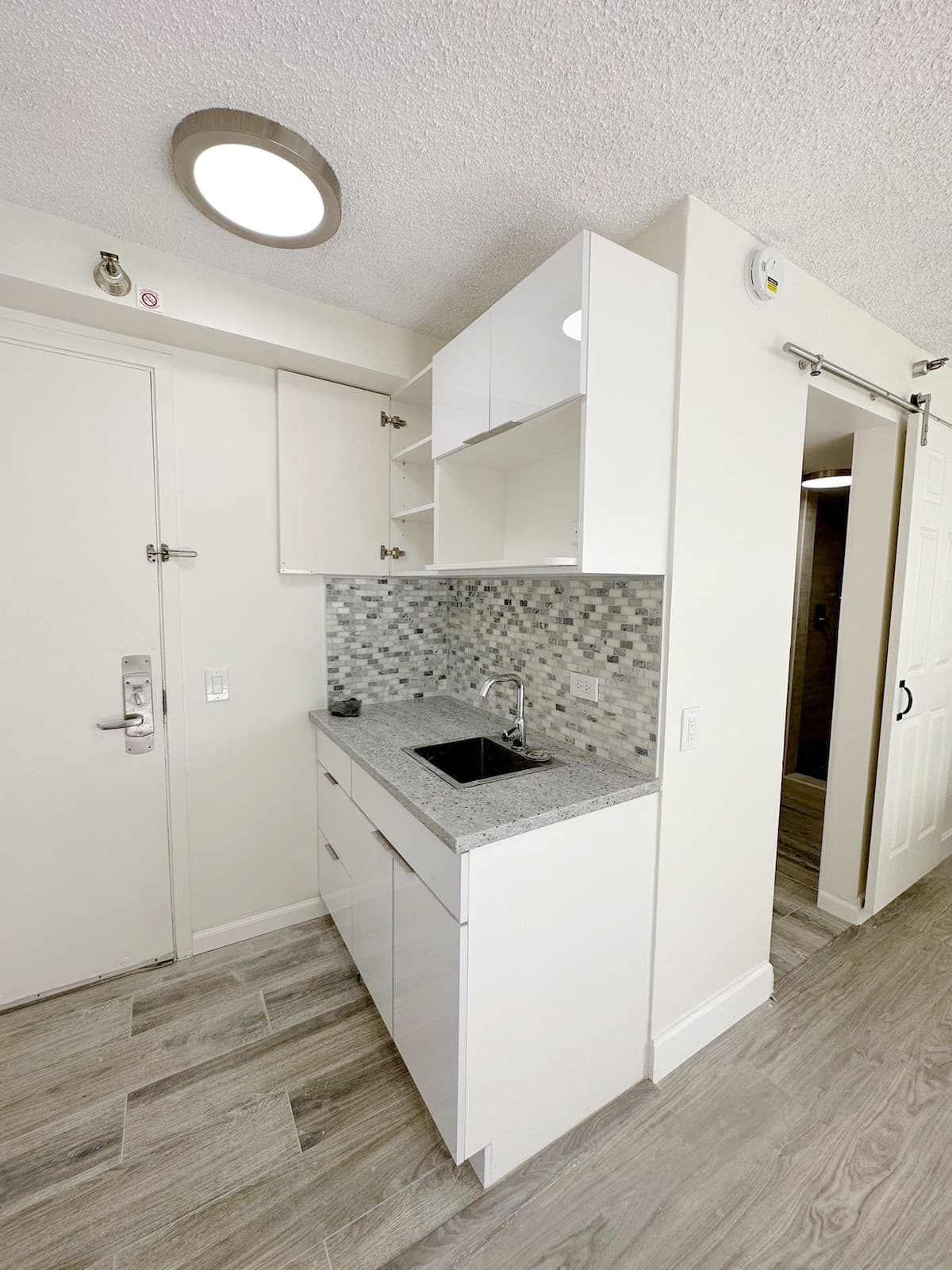 Condo in Honolulu · ★4.76 · Studio · 2 beds · 1 private bath - Photo 4