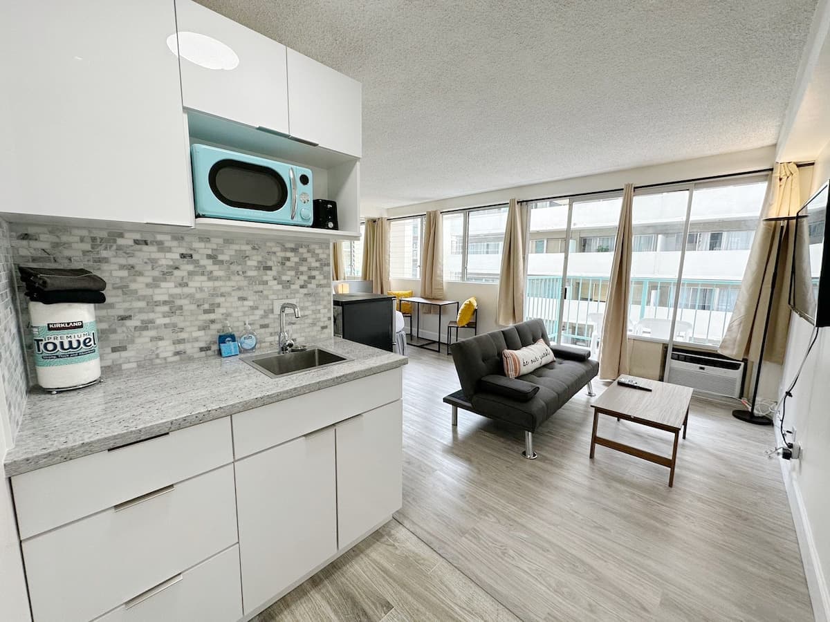 Condo in Honolulu · ★4.76 · Studio · 2 beds · 1 private bath - Photo 2