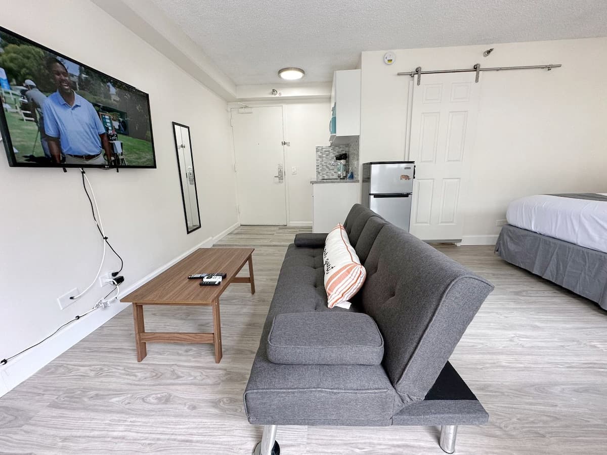 Condo in Honolulu · ★4.76 · Studio · 2 beds · 1 private bath - Photo 3