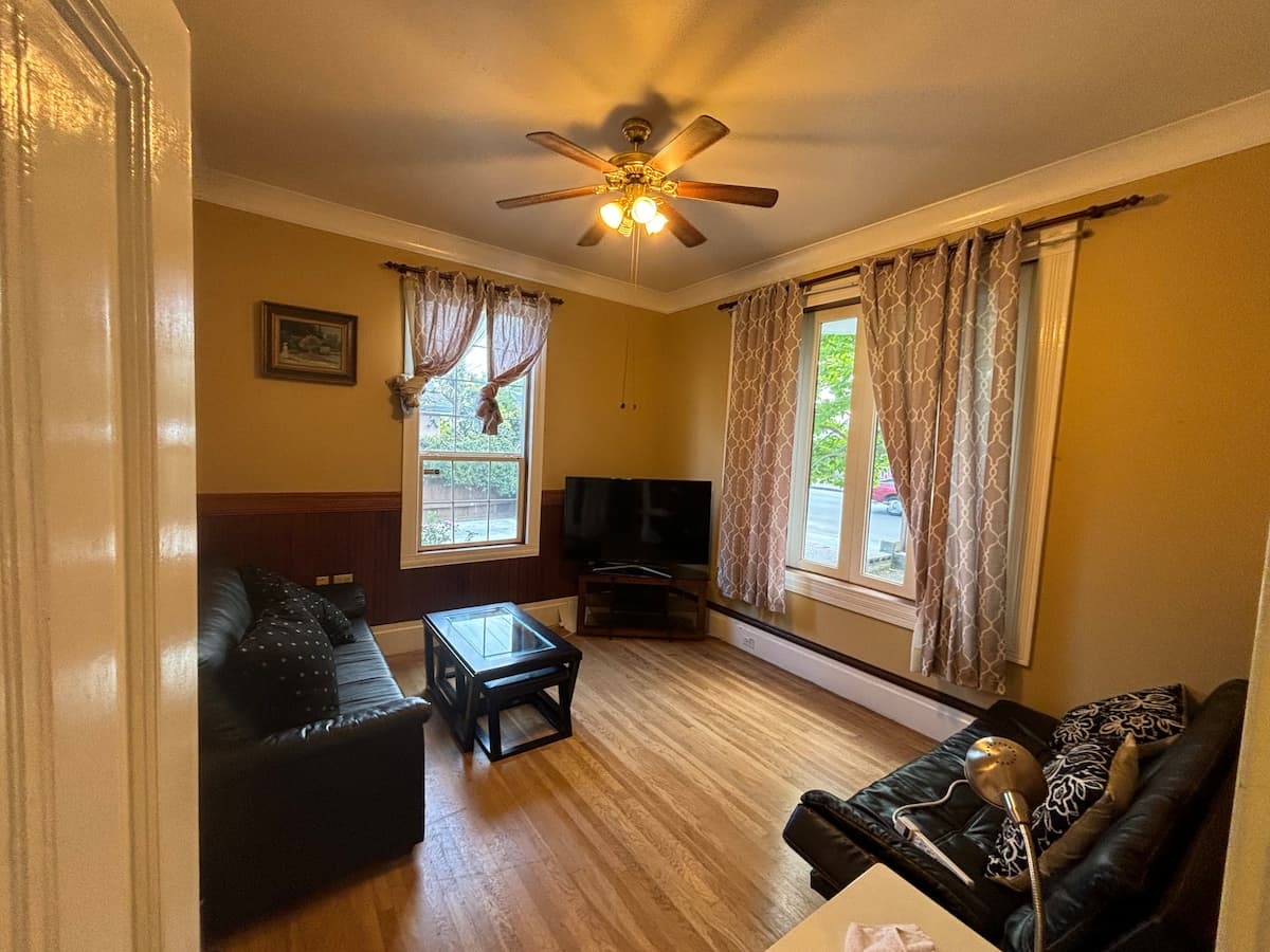 10 Min to Airport, Private Kitchen & Laundry - Photo 4
