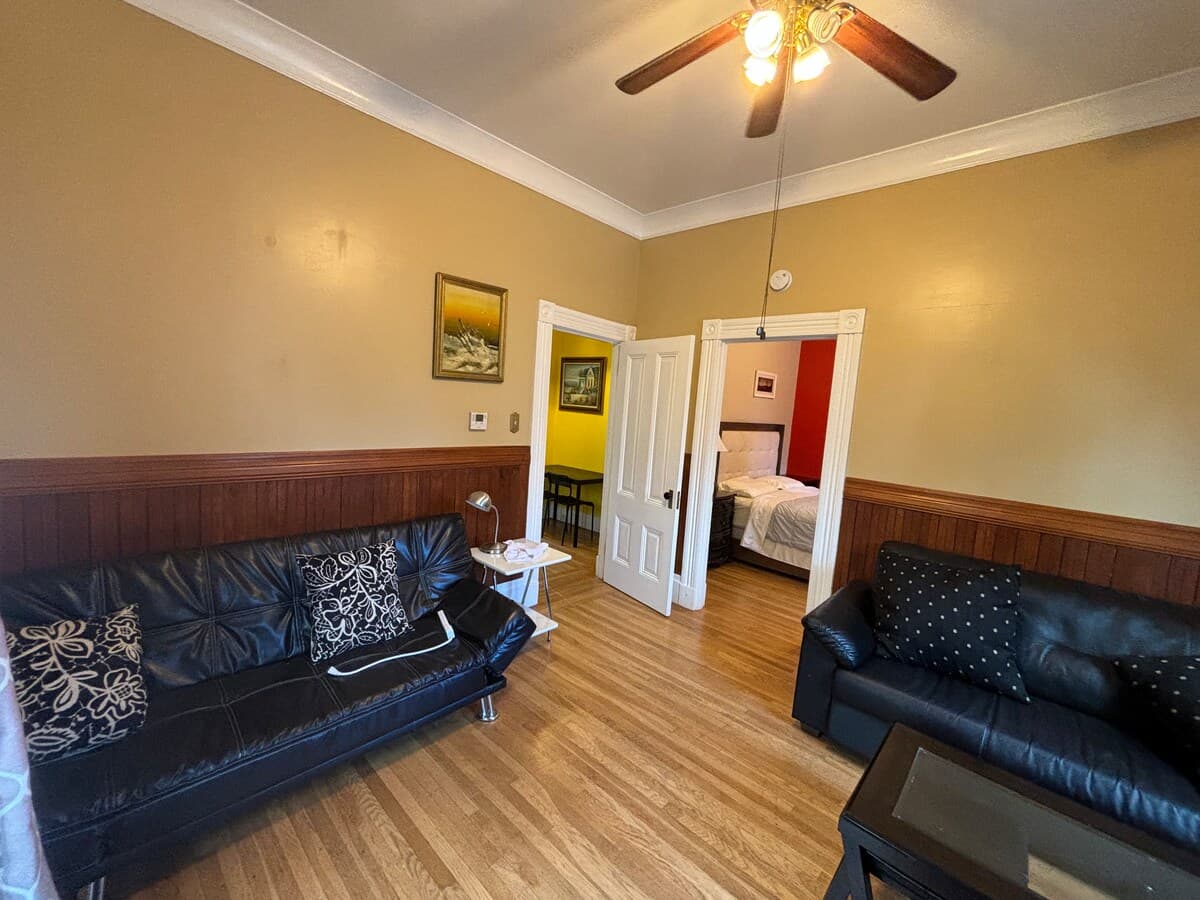 10 Min to Airport, Private Kitchen & Laundry - Photo 3