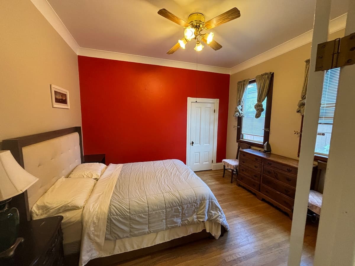 10 Min to Airport, Private Kitchen & Laundry - Photo 1
