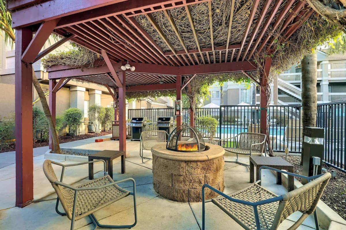 2 Hotel Rooms Near San Jose Airport, Sleeps 10 - Photo 1