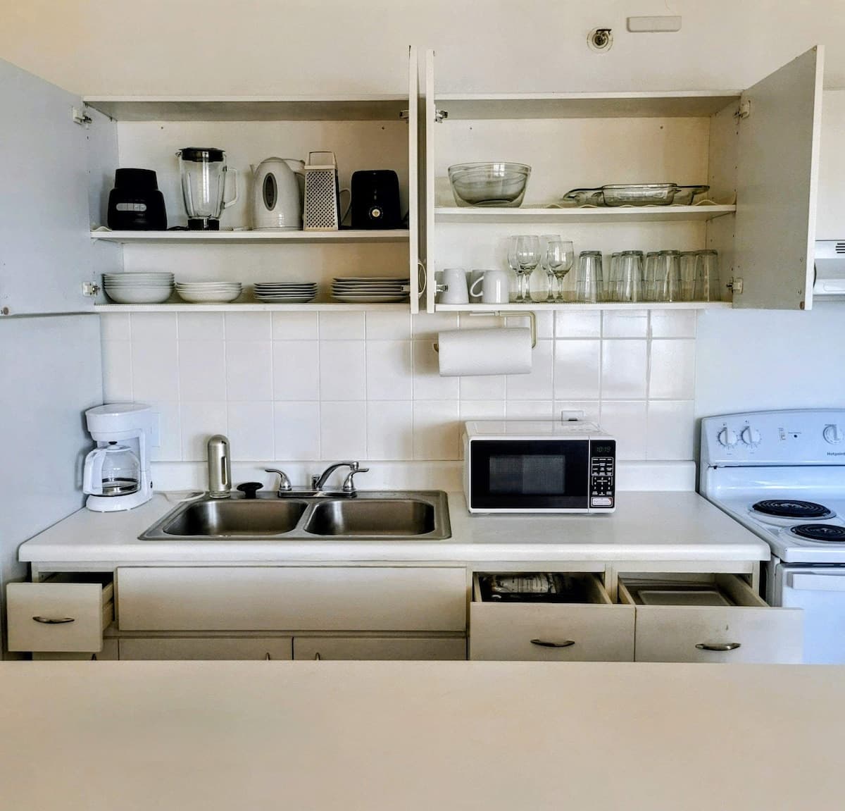 Condo in Honolulu · ★4.72 · 1 bedroom · 3 beds · 1 private bath - Photo 4