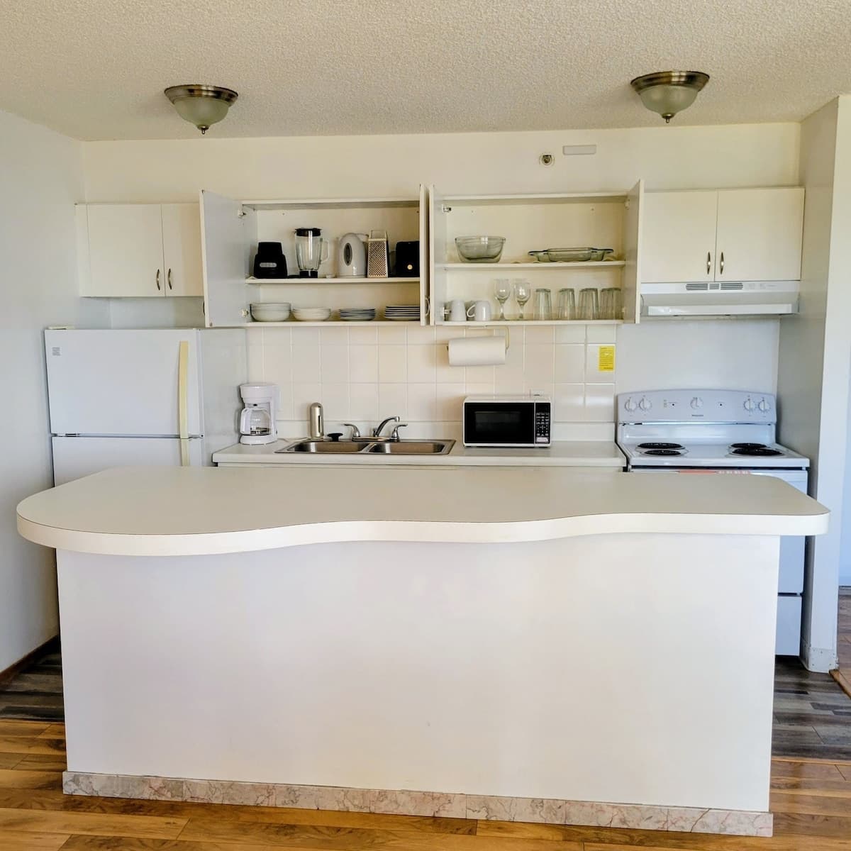 Condo in Honolulu · ★4.72 · 1 bedroom · 3 beds · 1 private bath - Photo 5