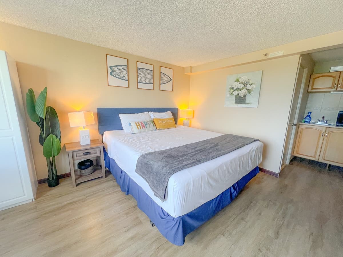 Condo in Honolulu · ★4.63 · Studio · 1 bed · 1 private bath - Photo 1