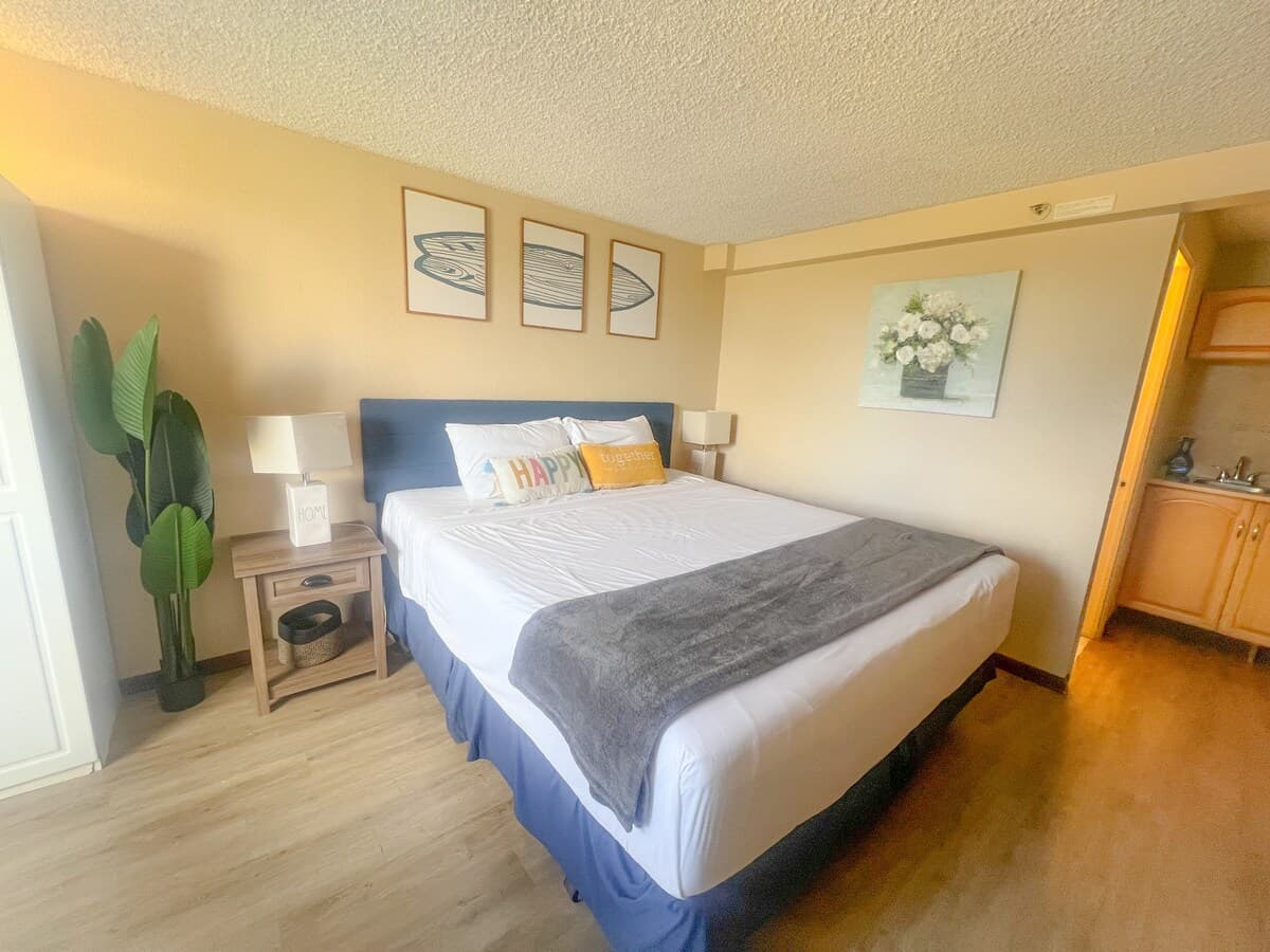 Condo in Honolulu · ★4.63 · Studio · 1 bed · 1 private bath - Photo 4