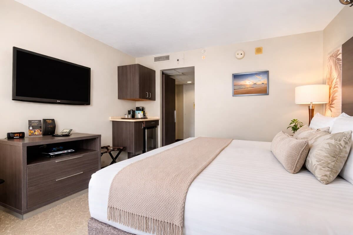 Modern Cozy Waikiki Studio Across Hilton Village 6 - Photo 4