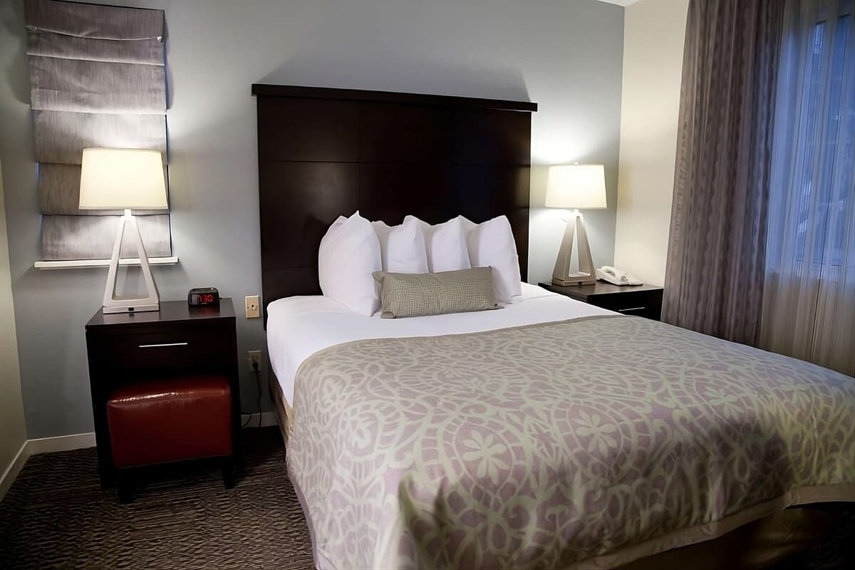 2-Room Hotel Suite Near SFO & Beaches - Photo 1
