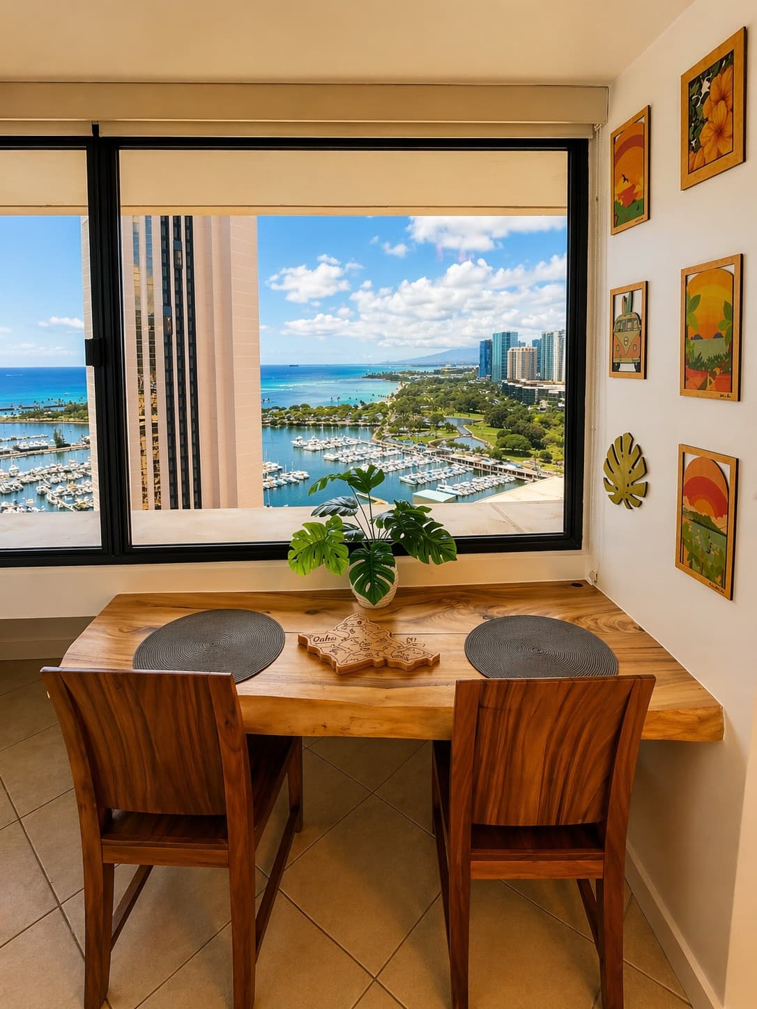 Stunning Waikiki Views • Prime Location + Parking - Photo 1