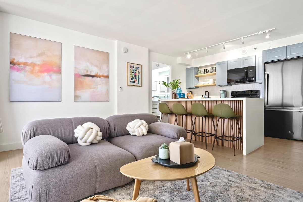 23FL- Modern 1 Bedroom Close to Beach w/Parking - Photo 1