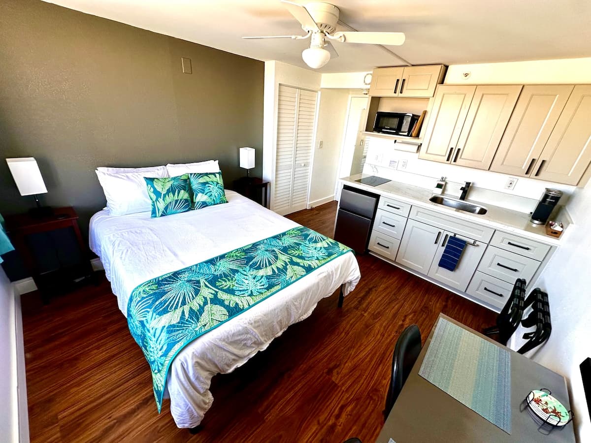 Condo in Honolulu · ★4.82 · Studio · 1 bed · 1 private bath - Photo 1