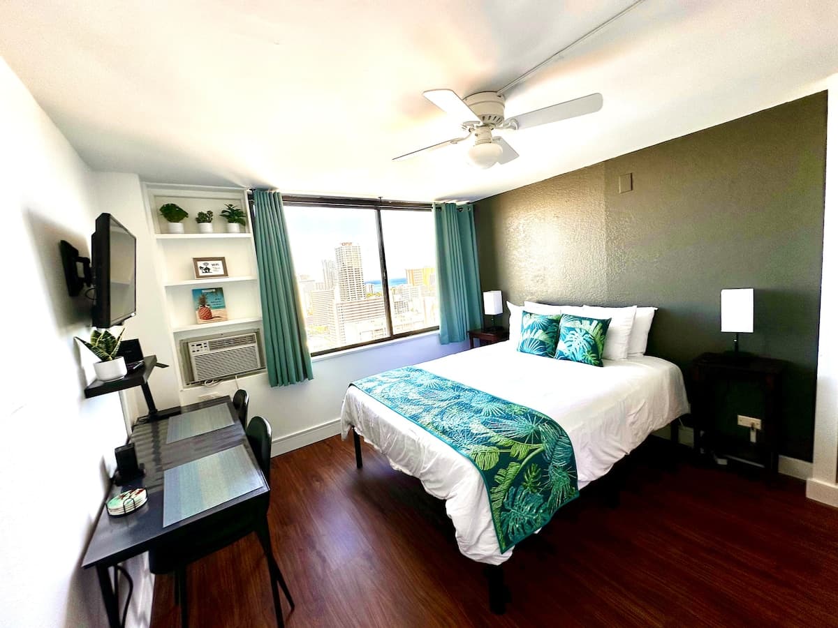 Condo in Honolulu · ★4.82 · Studio · 1 bed · 1 private bath - Photo 2