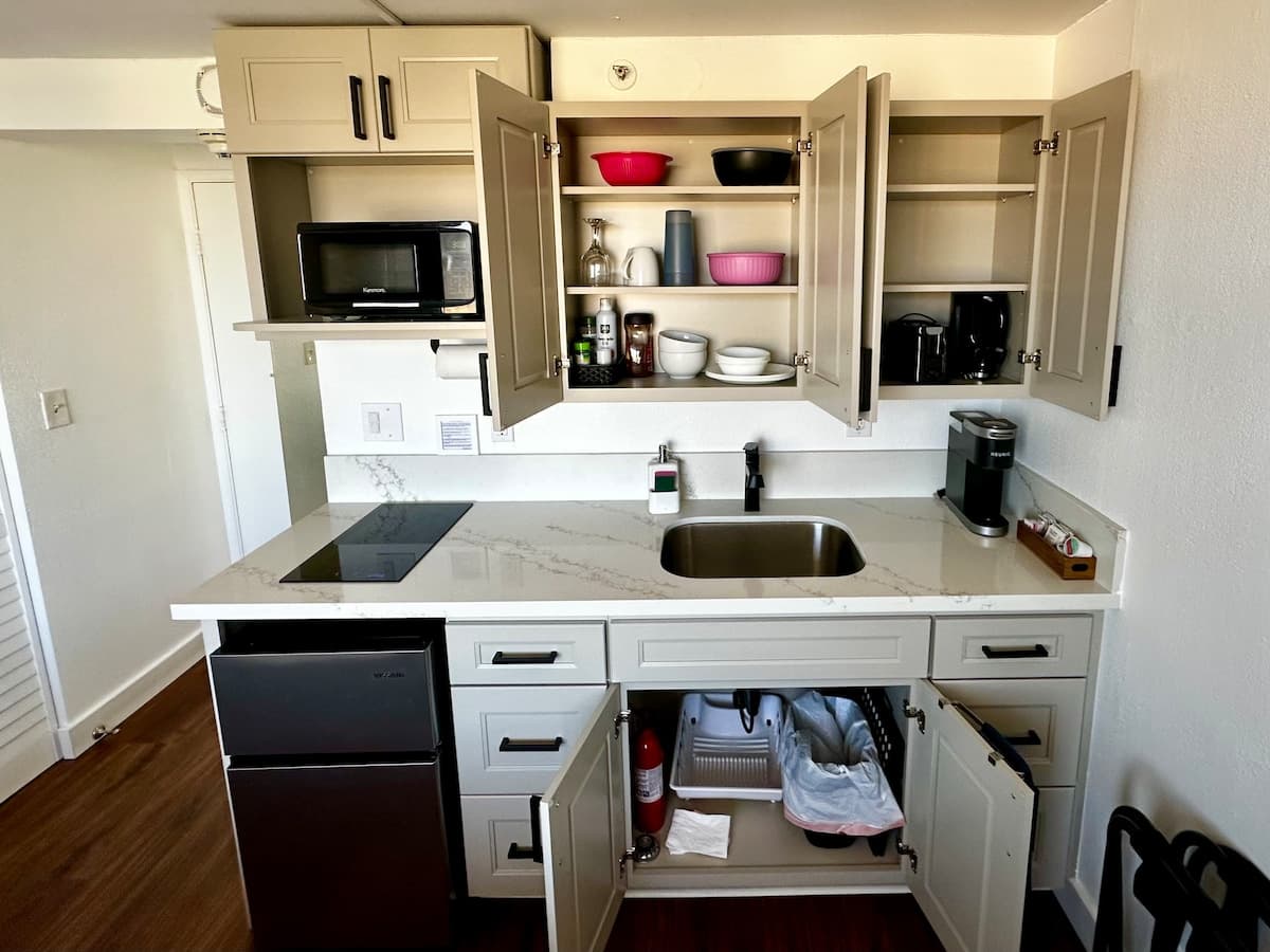 Condo in Honolulu · ★4.82 · Studio · 1 bed · 1 private bath - Photo 5
