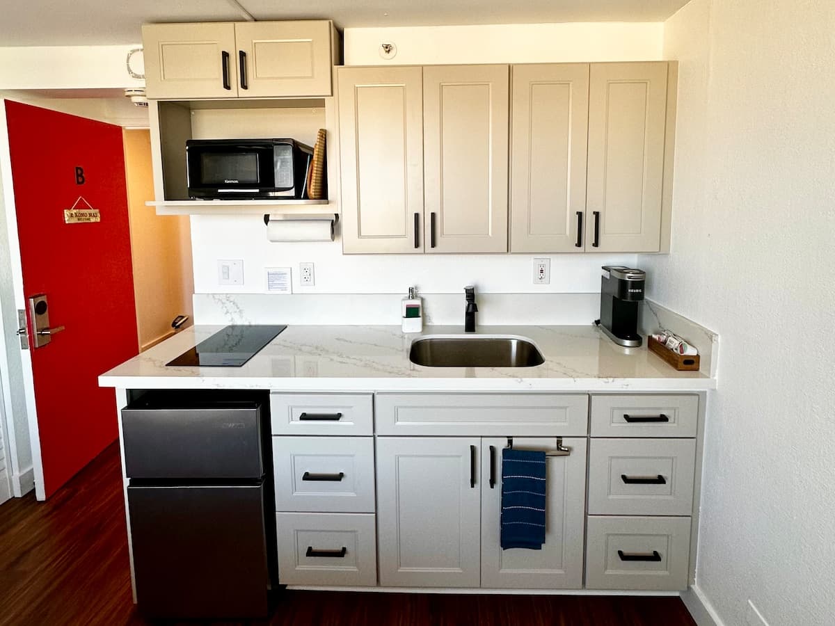 Condo in Honolulu · ★4.82 · Studio · 1 bed · 1 private bath - Photo 4