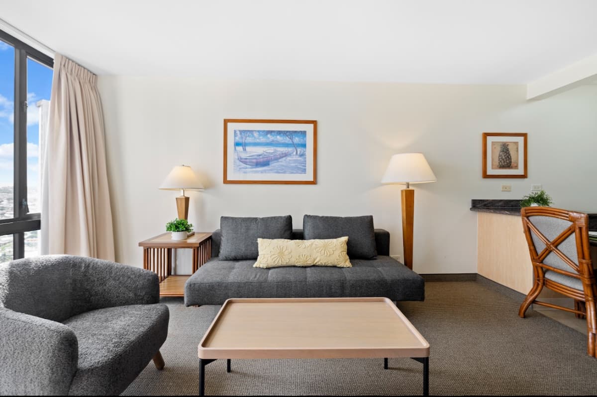 Condo in Honolulu · ★4.47 · 1 bedroom · 2 beds · 1 shared bath - Photo 5