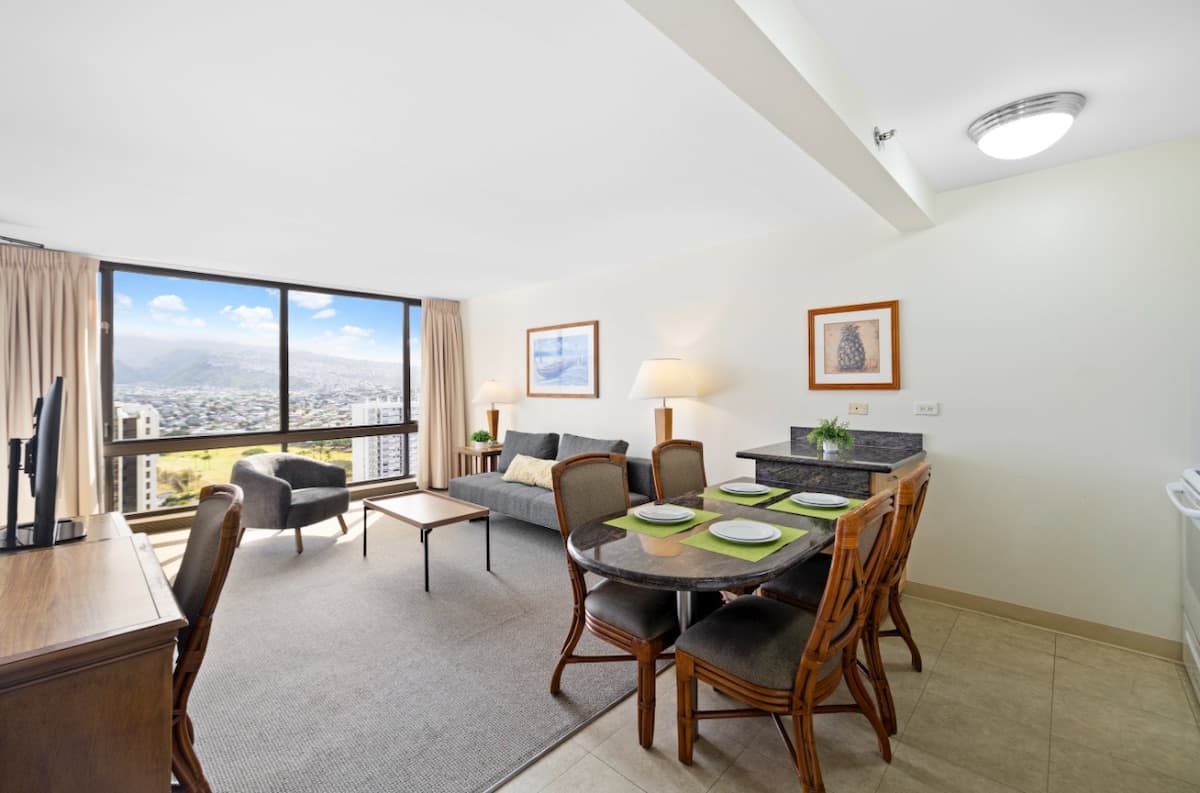 Condo in Honolulu · ★4.47 · 1 bedroom · 2 beds · 1 shared bath - Photo 3