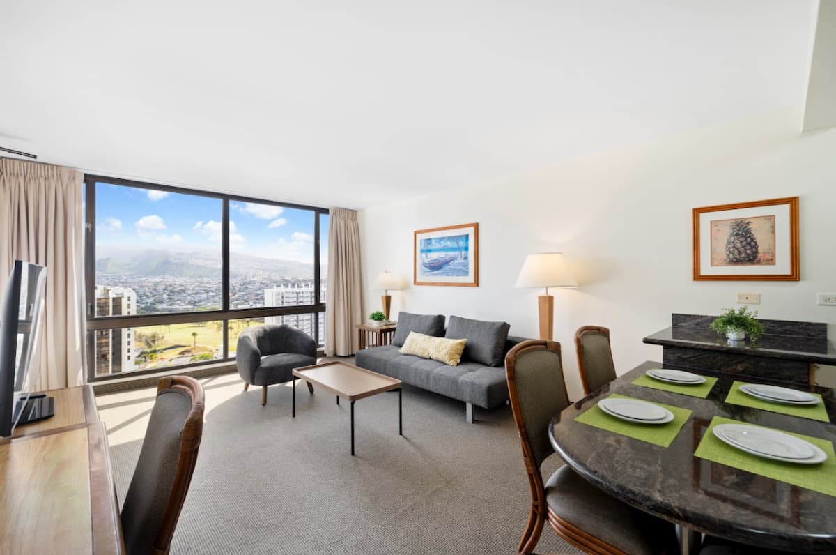 Condo in Honolulu · ★4.47 · 1 bedroom · 2 beds · 1 shared bath - Photo 2